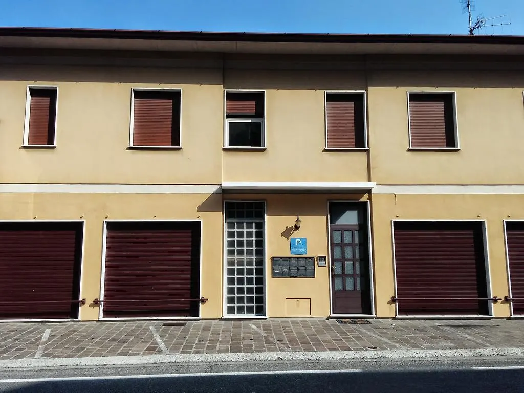 Appartamenti La Porta Sul Lago Лалльо 0*,  Италия